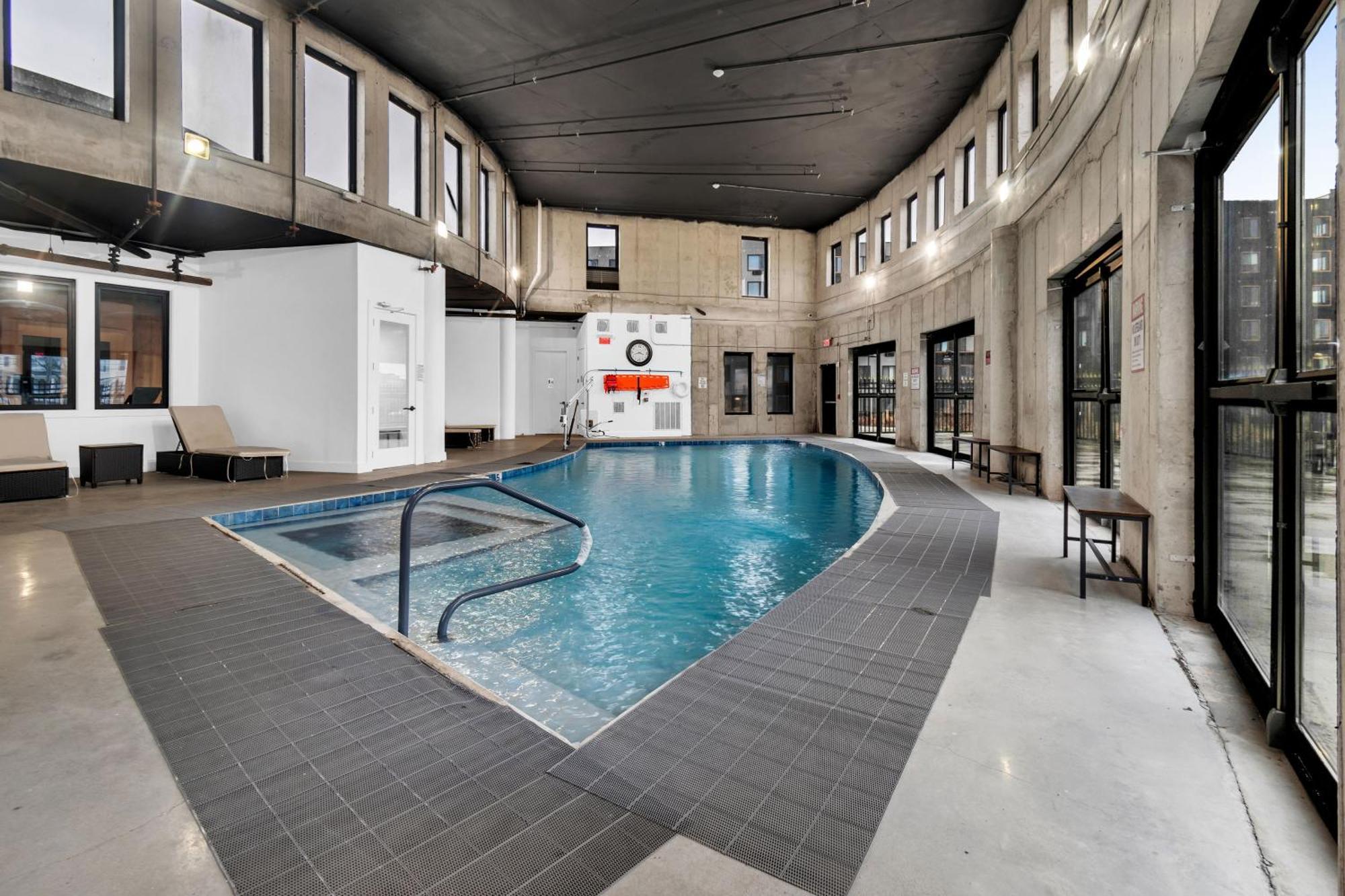 Royal Oasis Indoor Pool, Free Parking, Near Nyc Apartment Elizabeth Bagian luar foto